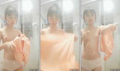 清纯小妹子洗澡 皮肤白皙真嫩 小鲍鱼还没长毛